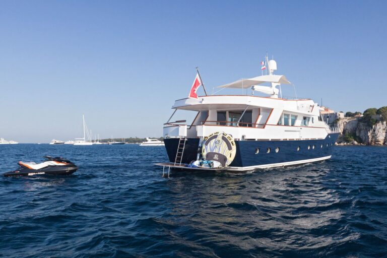 Classic yacht DUNE - Stern View