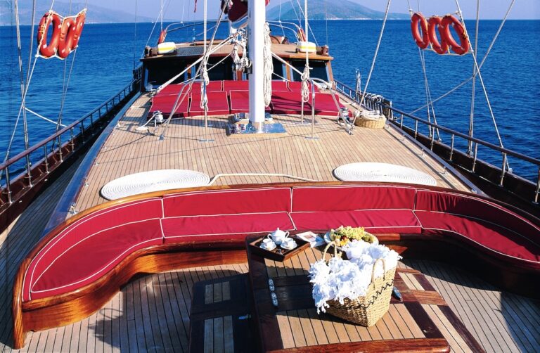Cobra Queen -  Foredeck