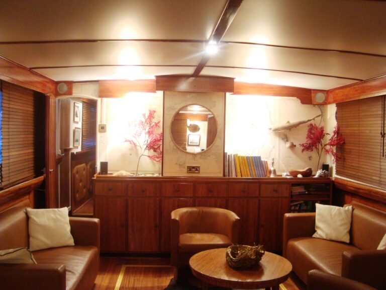 DERAMORE - Saloon