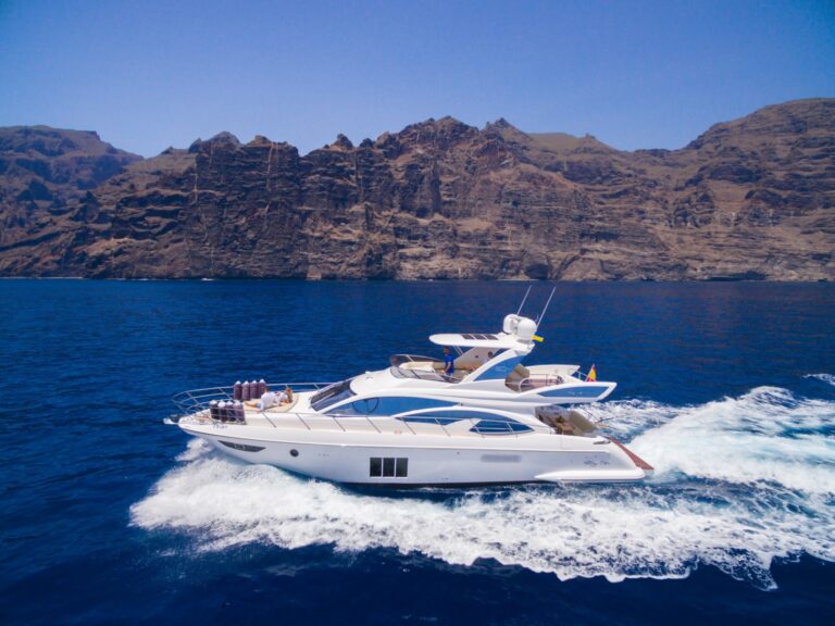 18m Azimut Yacht TIGRESA - Profile view underway