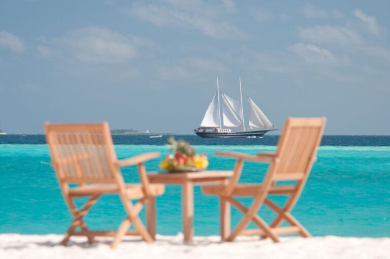 DREAM VOYAGER - Lunch on the Beach
