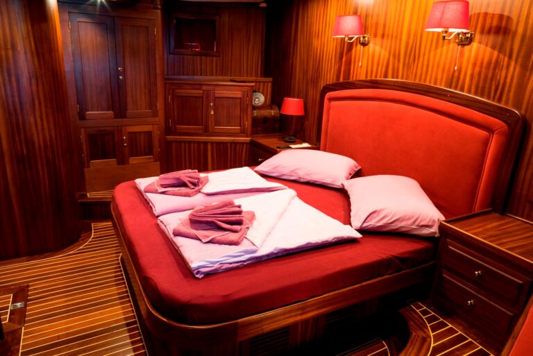 Aft cabin master stateroom