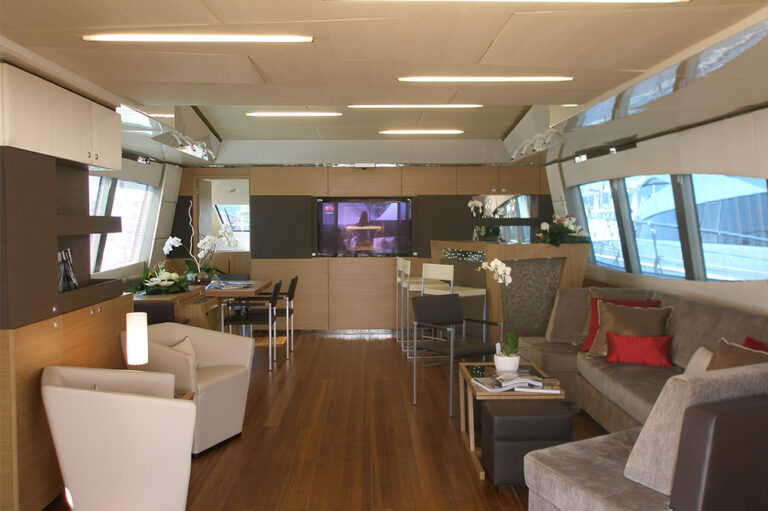 ENTERTAINMENT LOUNGE