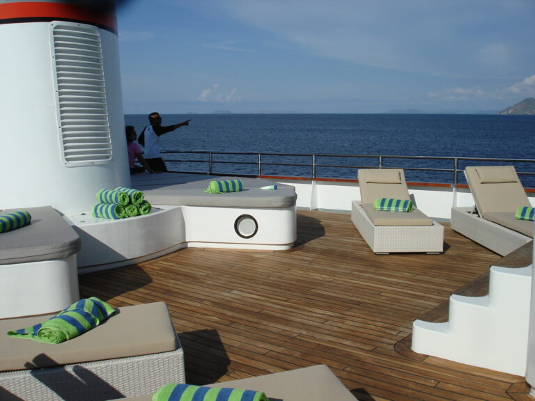 Expedition yacht SALILA -  Sundeck Sunbeds