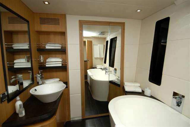 FAMILIA Bathroom
