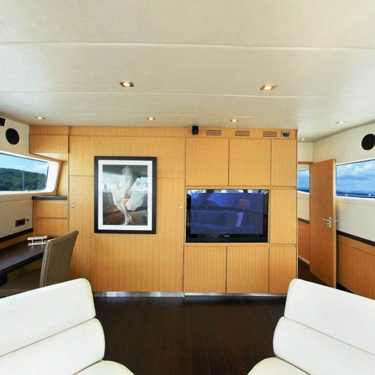 FAMILIA TV Room