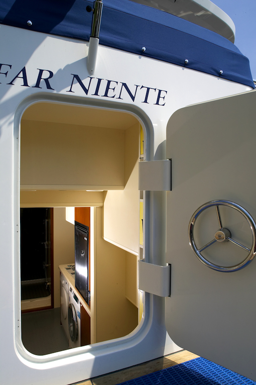 FAR NIENTE - View through transom door