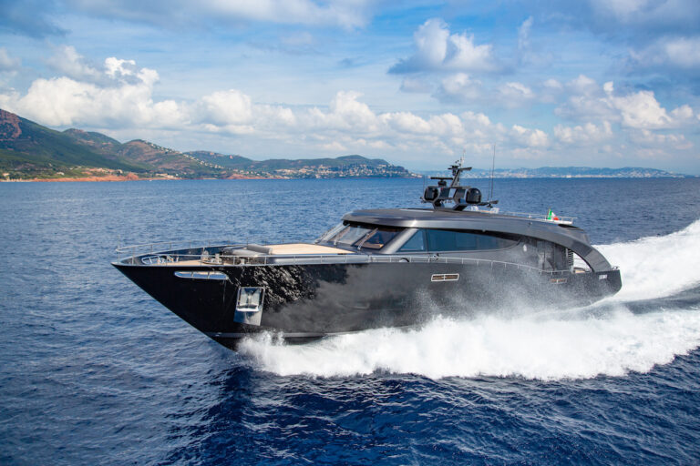 FREEDOM Yacht Running