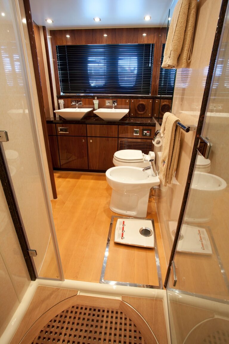 Failrline Squadron 78 XKE - Bathroom