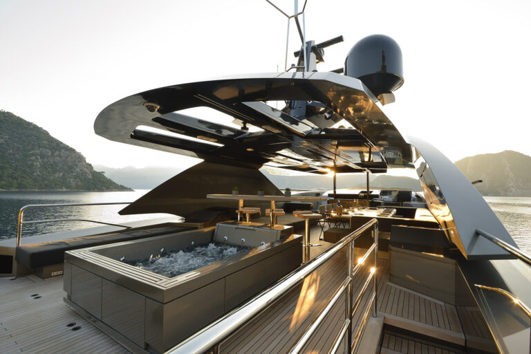Flybridge With Jacuzzi