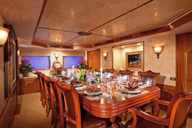 GOLDEN COMPASS - Dining Room