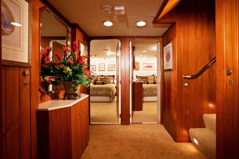 GOLDEN COMPASS - Guest Foyer