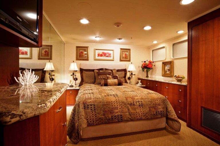 GOLDEN COMPASS - Guest Port Aft