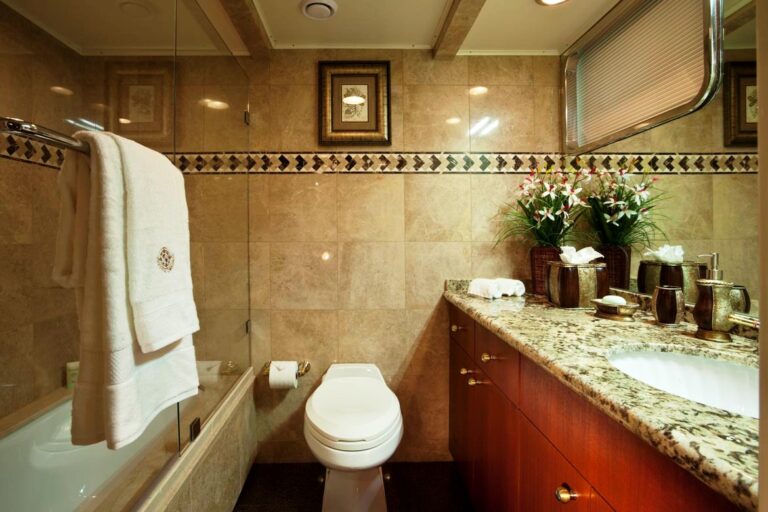 GOLDEN COMPASS - Guest Stb Aft Bathroom