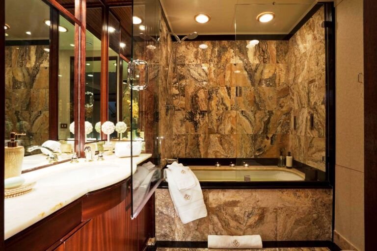 GOLDEN COMPASS - Master Bath (hers)