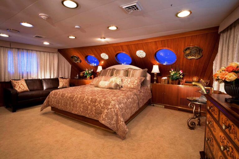 GOLDEN COMPASS - On deck VIP