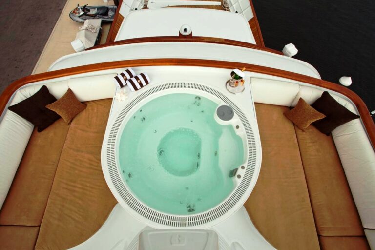 GOLDEN COMPASS - Spa Pool