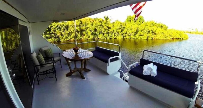 GOLDEN GIRL - Aft Deck