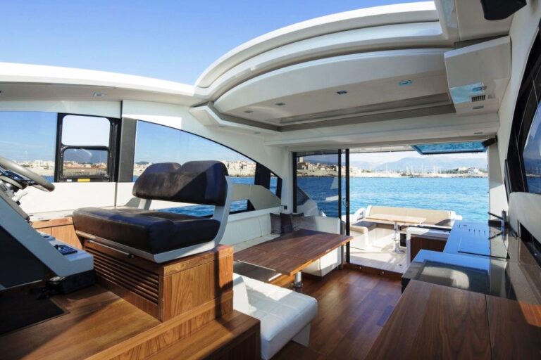 GREY GOOSE OF ANTIBES -  Salon looking Aft