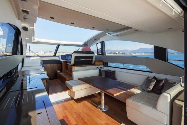 GREY GOOSE OF ANTIBES -  Salon looking forward