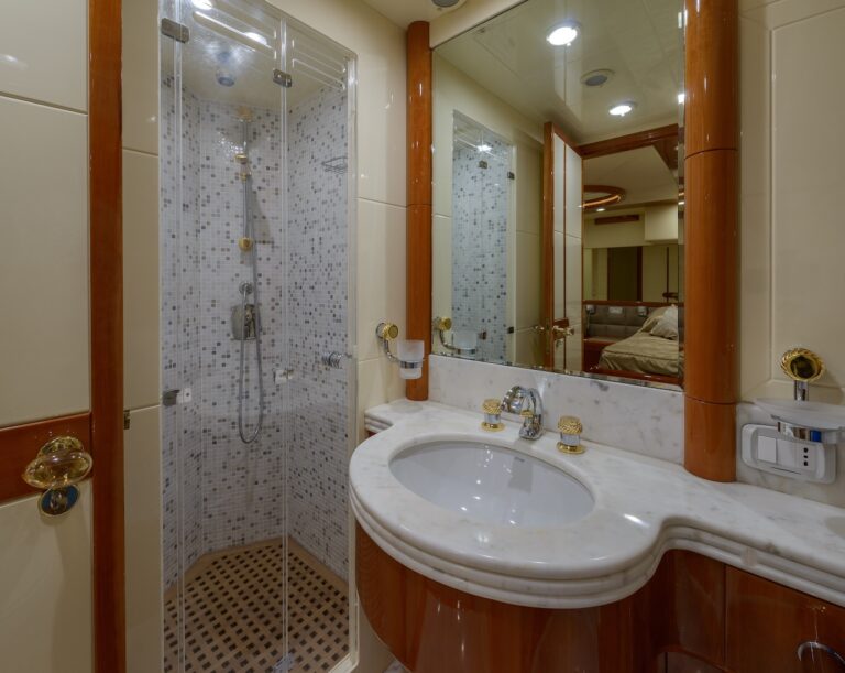 Guest Cabin - Bathroom
