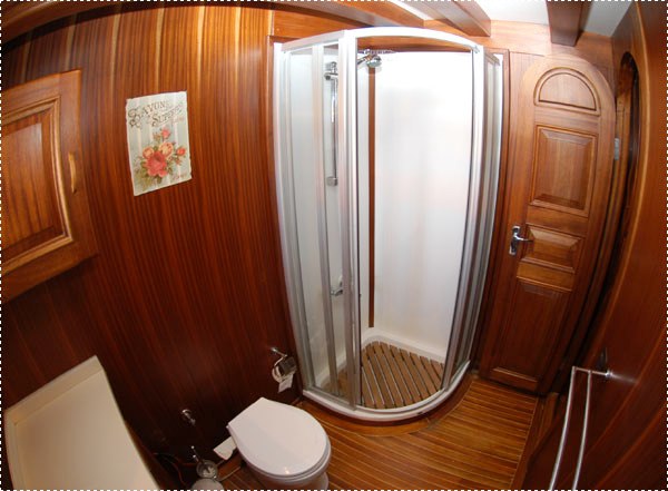 Gulet Blue Capricorn - Shower