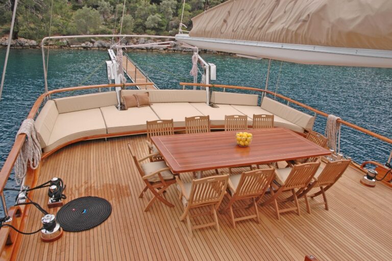 Gulet SCHATZ - Aft Deck Dining and Sunpads