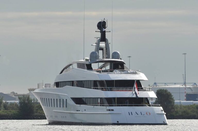 HALO superyacht - aft view - Photo by Jan Ramaker and Feadship Fanclub