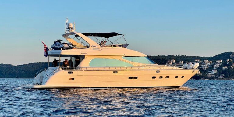 Super Yacht HAPPY 3