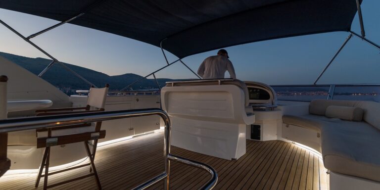 Spacious flybridge deck