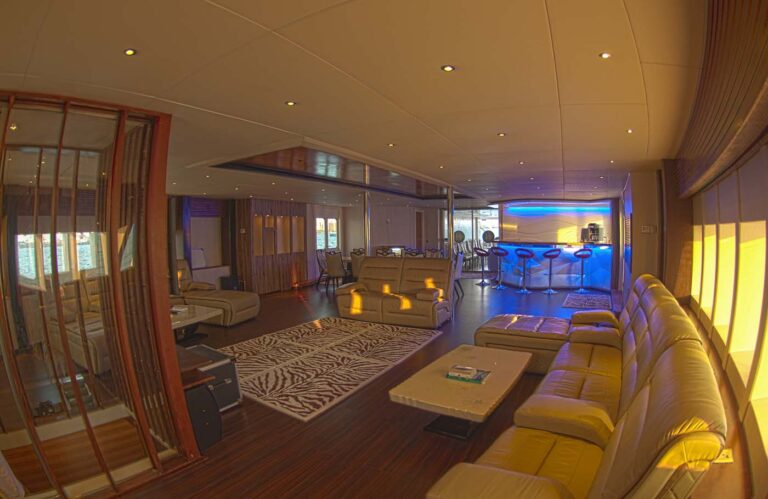 Charter yacht HONORS LEGACY