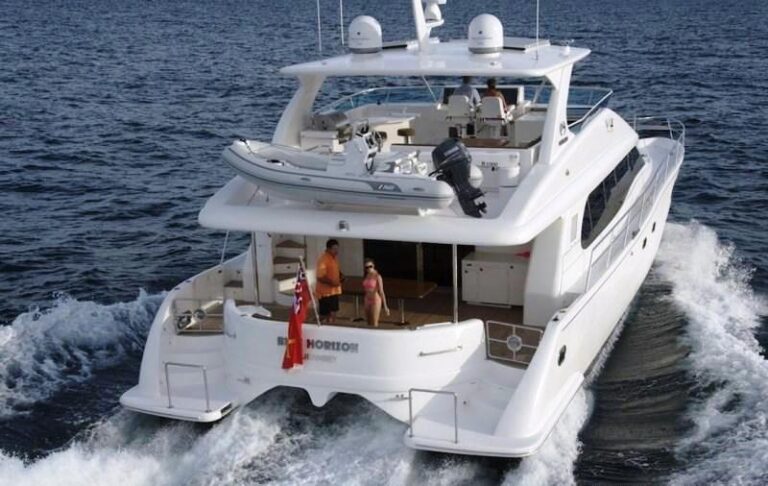 Horizon PC 60 SEA BOSS -  Stern View