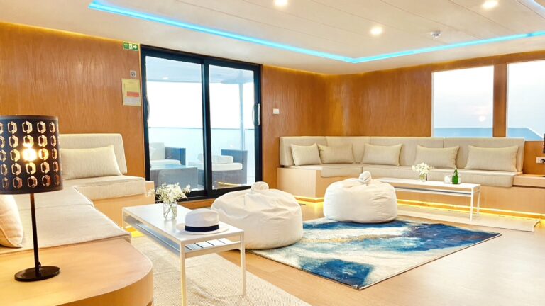 Salon lounge
