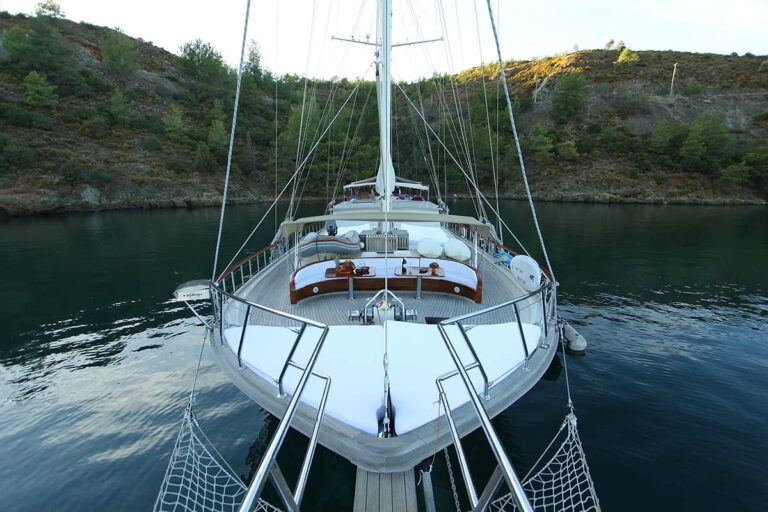 Foredeck with seating