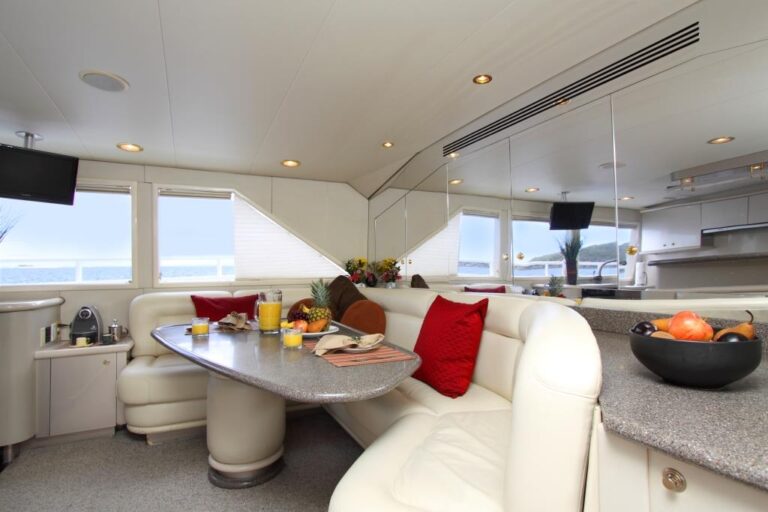INSATIABLE - Country galley dining