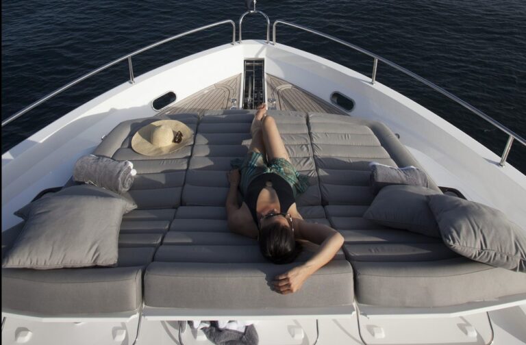 INSOMNIA Sistership Exterior - Foredeck