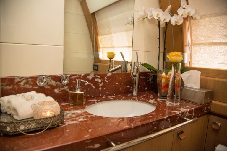 ISA Motor yacht SAMJA - Guest ensuite
