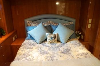 ISLAND GIRL -  Queen Guest Cabin