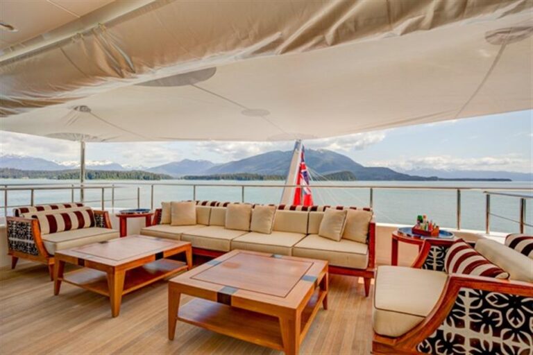 Icon Motor Yacht PARTY GIRL - Seating upper deck