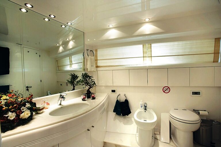 Jackie One - bathroom