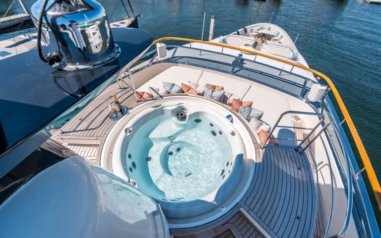 Charter yacht LOVEBUG