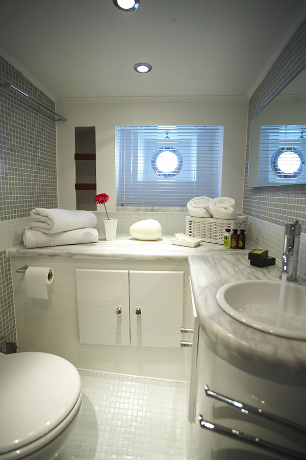 Ketch EFI -  Guest Ensuite 2