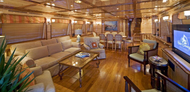 LADIES FIRST - Saloon