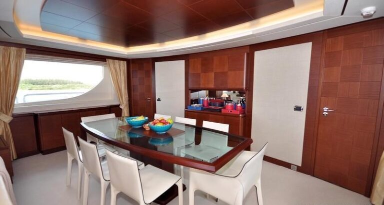 LADY CAROLE - Formal dining area