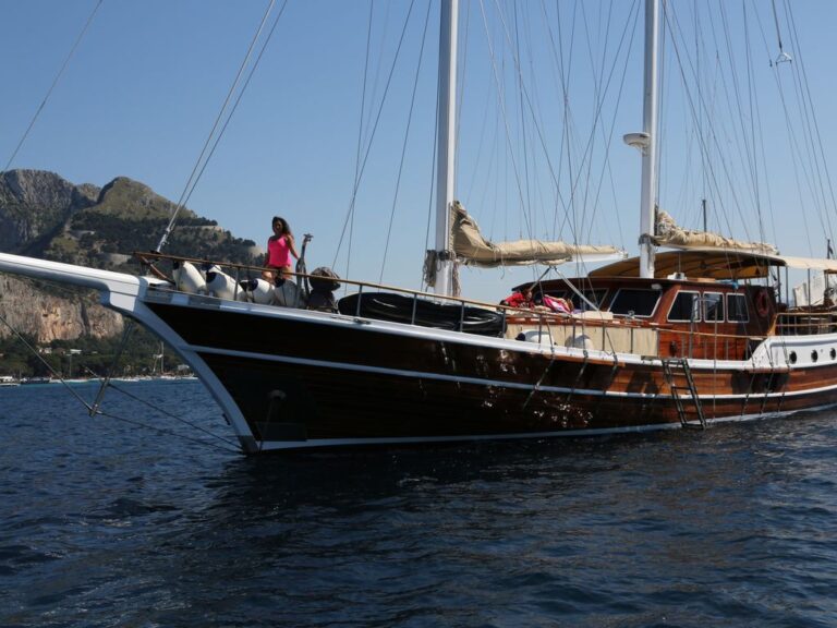 LADY CHRISTA Exterior