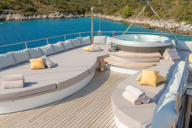 Jacuzzi With Sunpads