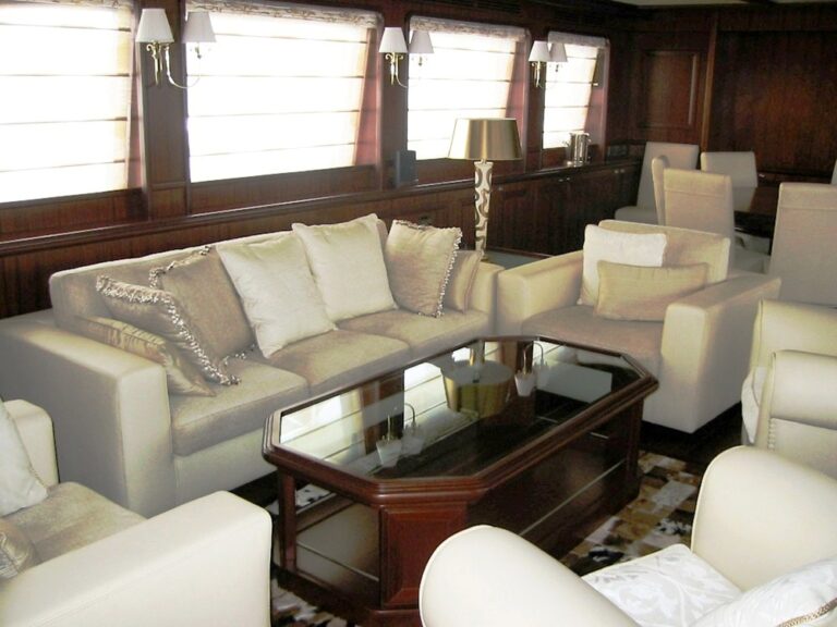 LAVINA - The Main Saloon