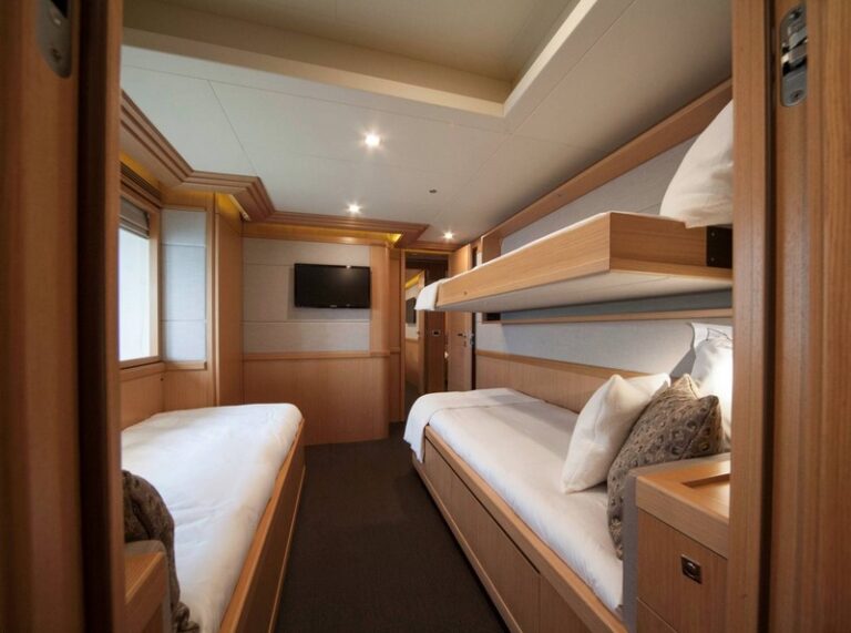 LE PETIT BATEAU - Twin Cabin 2