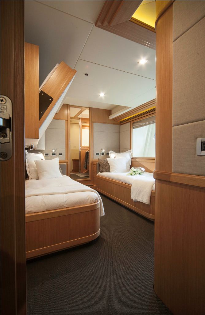 LE PETIT BATEAU - Twin Cabin