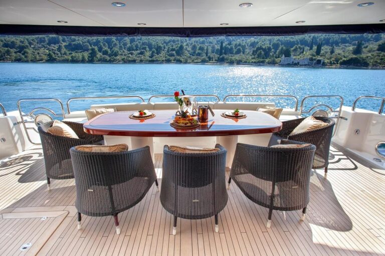 LIDIA III - Aft deck dining